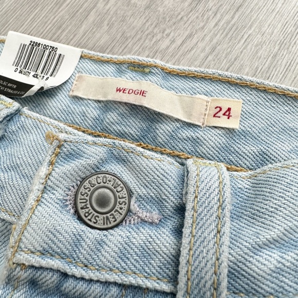 LEVI’S Wedgie Icon Jeans - Light Wash - Picture 4 of 13